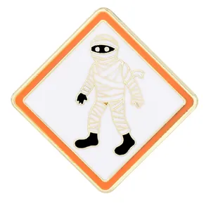 Spilla smaltata con simpatica mummia e bordo arancione per zaino e decorazione abiti