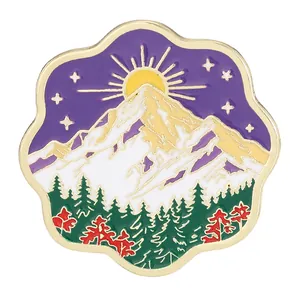 Broche émaillée avec montagnes enneigées et ciel violet avec forêt de pins