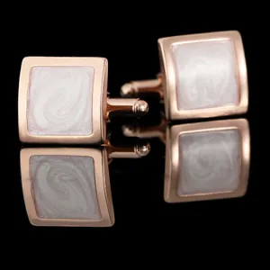 Boutons de manchette carrés en or rose avec motif marbre blanc sur miroir noir