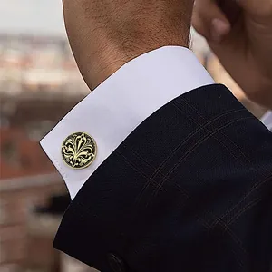 Runde Manschettenknöpfe für Herren mit barockem Muster in Gold und Schwarz am Anzug