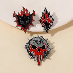 Détails de broches punk en émail avec engrenages et motifs de crânes ensanglantés