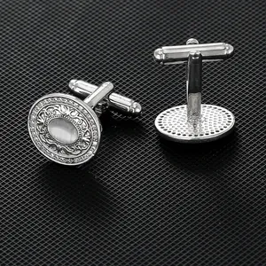 Boutons de manchette vintage argentés avec opale et gravures sur grille noire