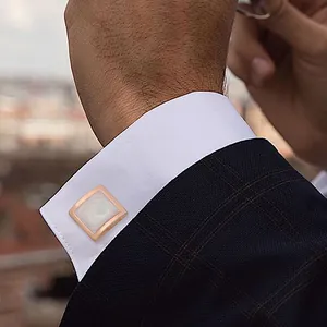 Boutons de manchette carrés en or rose avec incrustation de marbre blanc sur chemise