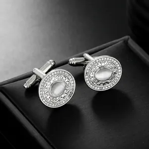 Détails des boutons de manchette ovales argentés avec strass et pierre sur cuir noir