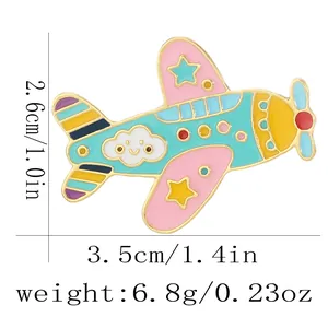 Spilla smaltata a forma di aereo cartoon con nuvole colorate e stelle, 3,5x2,6 cm