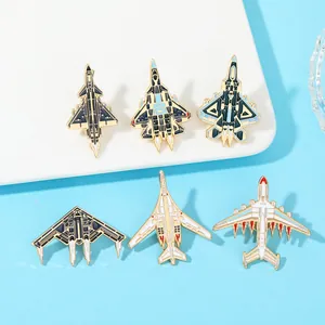 Lot détaillé de six pin's émaillés militaires avec modèles de chasseurs J-20 et bombardiers