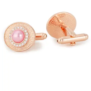 Gemelli tondi in oro rosa con perla rosa e zirconi incastonati su sfondo bianco puro