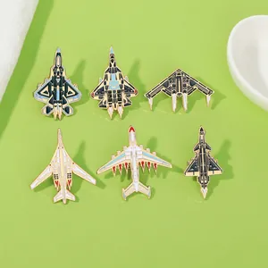 Détail d'un lot de six broches d'avion en émail métallique avec divers modèles d'avions