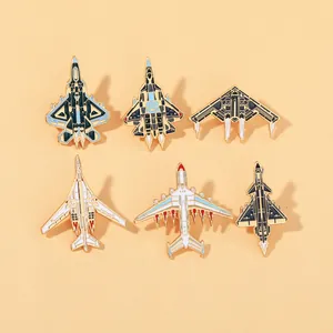 Détail de six pins d'avions militaires en émail avec des bordures métalliques dorées