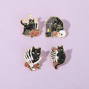 Set de cuatro pines góticos de Halloween con gatos negros y rosas sobre fondo color púrpura