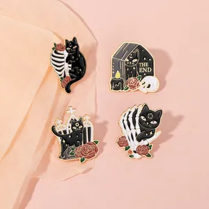 Detalle del set de pines de esmalte de Halloween con gatos negros, rosas y temas góticos