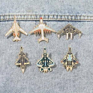 Lot de 6 pin's en émail d'avions militaires avec avions de chasse sur fond denim