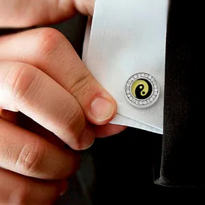 Boutons de manchette Yin Yang argentés avec bordure en cristaux sur chemise blanche