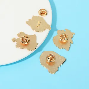 Reversos de broche de esmalte dorado con cierres de mariposa en fondo azul claro