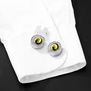 Détail de boutons de manchette yin yang argentés avec strass sur une chemise