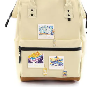 Badges émaillés des montagnes Yulong et Meili sur un sac à dos en toile blanc