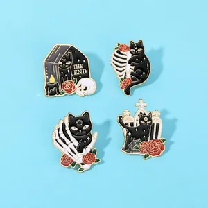 Detalle de pines góticos de gato negro esmaltado con calaveras y rosas para Halloween