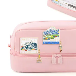 Détail des badges en émail des montagnes Meili et Kailash sur une trousse rose raffinée