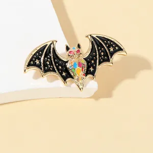 Vue détaillée de la broche chauve-souris gothique avec émail coloré et étoiles