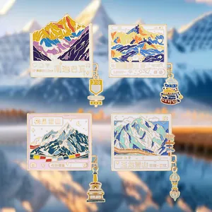 Broches détaillées en émail des montagnes Meili et Yulong avec pendentifs culturels