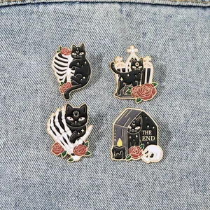 Set de pines de esmalte góticos de Halloween con gato negro, rosas rojas y esqueleto en denim