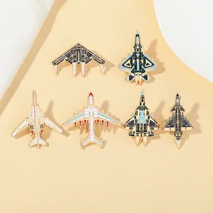 Détail de 6 pin's en émail d'avions militaires et de chasse sur fond beige