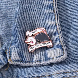 Pin's émaillé d'opossum criant sur veste en jean avec texte d'humeur humoristique
