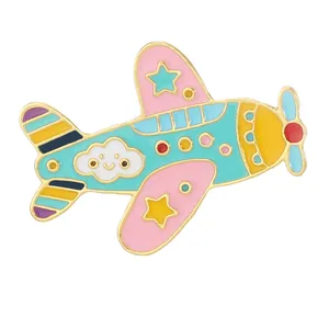 Spilla creativa in smalto a forma di aereo con nuvole sorridenti e strisce colorate