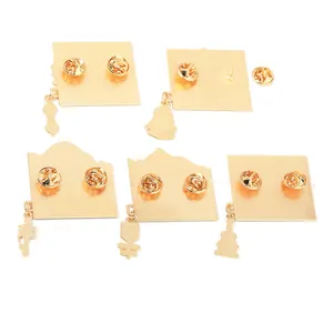 Lot de 5 broches montagnes enneigées dorées avec fermoirs papillons et pendentifs