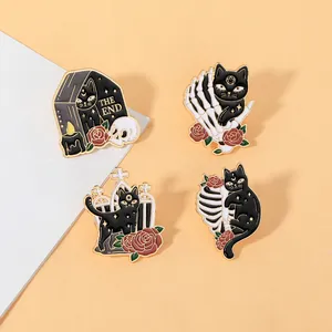 Detalle de cuatro pines góticos de gato con calaveras, ataúdes y rosas rojas