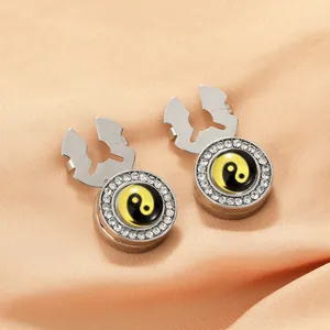 Détail de boutons de manchette avec design Yin Yang et cristaux sur soie