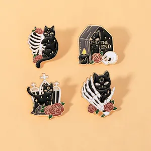 Detalle de cuatro pines de esmalte de Halloween con gato negro, rosa roja y calavera