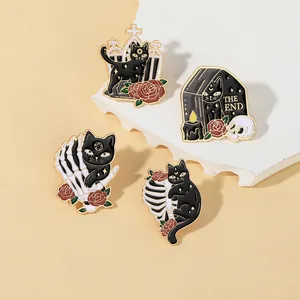 Detalle de cuatro pines góticos de Halloween con gatos negros y rosas sobre piedra