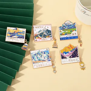 Détails des broches émaillées montagnes enneigées avec pendentifs culturels du Yunnan
