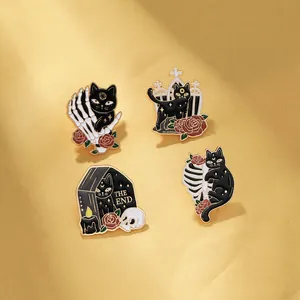 Detalle de cuatro pines góticos de gato negro con calavera y rosas sobre fondo amarillo