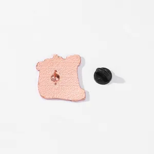 Dos de broche souris en métal or rose avec fermoir en caoutchouc noir sur fond blanc