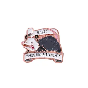 Épingle émaillée amusante avec mème d'opossum hurlant en or rose avec texte Mood