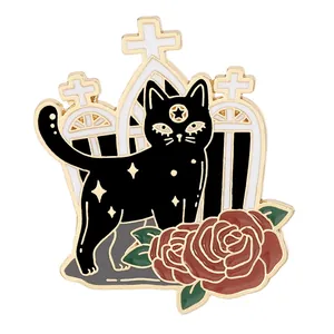 Broche gótico de Halloween con gato negro, rosas rojas y cruz sobre fondo blanco