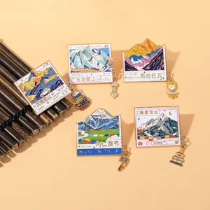 Détail de cinq pin's en émail de montagnes avec pendentifs sur un fond chaleureux