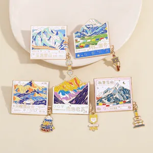 Détail de broches en émail montagne avec cadres style réseaux sociaux et breloques