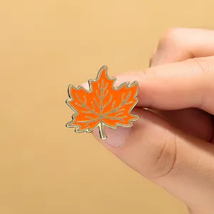 Broche Émail Feuille d'Érable Orange Vintage en Alliage de Zinc Plaquée Or Badge Plante d'Automne Épingle pour Vêtements Sacs Décoration Bijoux Unisexe
