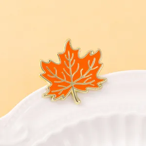 Élégante broche en émail feuille d'érable orange avec bords dorés pour sacs et vêtements