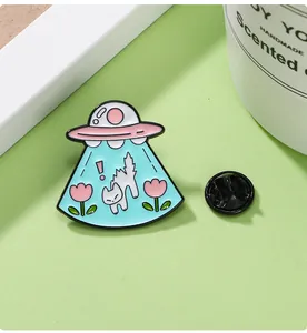 Détail du pin's émaillé chat OVNI avec tulipes roses sur fond vert clair doux