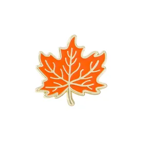 Broche élégante en émail de feuille d'érable orange avec nervures dorées sur fond blanc