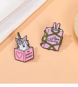 Detail von Einhorn- und Hasen-Emaille-Pins auf Satinhintergrund für Kleidung und Taschen