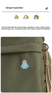 Détail d'un pin's émaillé chat et OVNI rose fixé sur la sangle d'un sac en toile verte