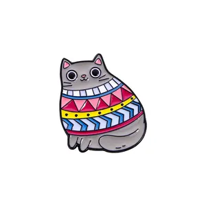 Broche de esmalte de gato con suéter colorido para decoración de ropa de invierno