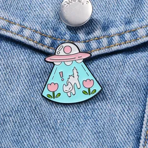 Broche en émail chat OVNI sur poche en jean bleu avec vaisseau spatial rose mignon