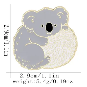 Dettaglio della spilla in smalto koala con dimensioni 2,9 cm e peso di 5,4 g