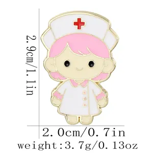 Broche en émail infirmière avec dimensions 2,9 cm de hauteur et 2,0 cm de largeur sur blanc